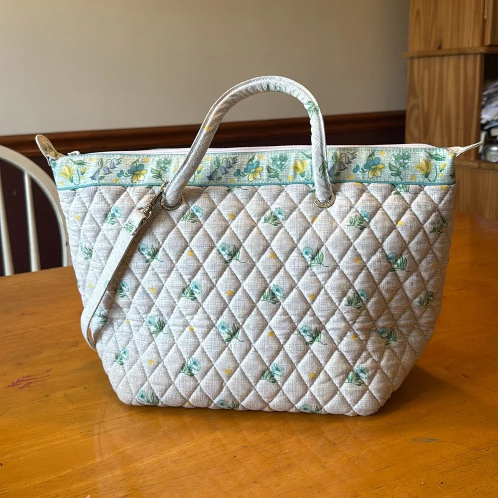 Vintage Vera Bradley. 2 handles, zipper close. 2 pocket inside. Never used - Picture 3 of 16